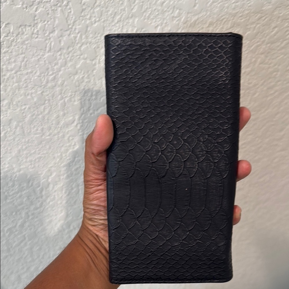 Black Aligator skin Textured Wallet with Zipper - Picture 8 of 8